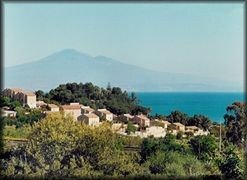 Il Vulcano Etna e la Baia Arcile visti dalla strada di accesso